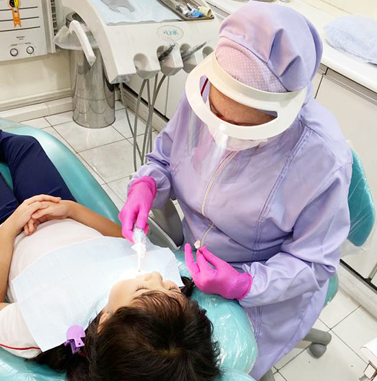 Odontopediatra Dra Telma Brandes fazendo atendimento na Clínica Brandes em Perdizes, São Paulo.